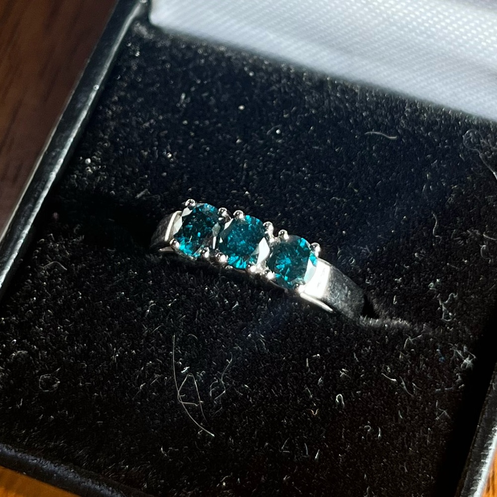 10k white gold ring with three black diamonds size 7